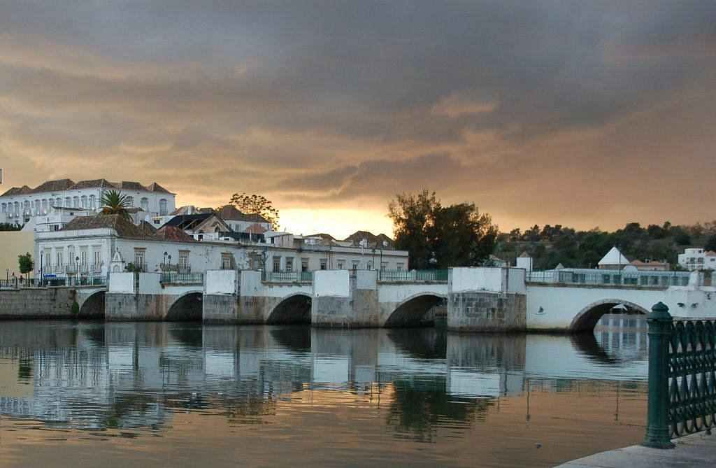 Ponte sobre o rio Gilão, em Tavira, ao pôr do sol