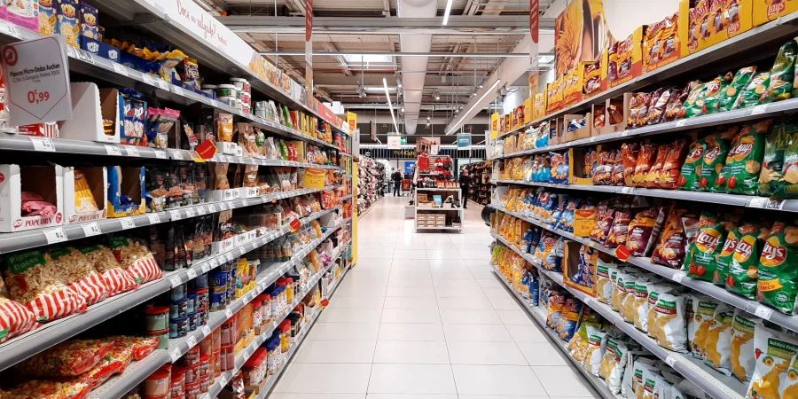 Corredor de supermercado com prateleiras abastecidas