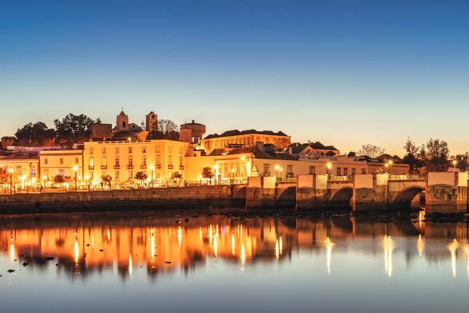 Margem do rio Gilão em Tavira, iluminada ao anoitecer