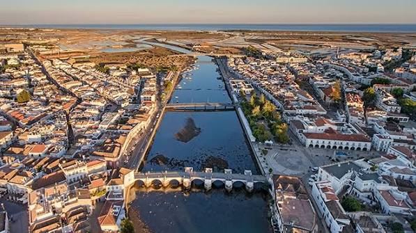 Vista aérea de Tavira, com o rio Gilão e as salinas da Ria Formosa